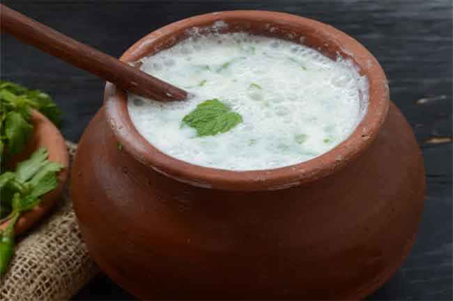 एक ग्लास छाछ पिएं