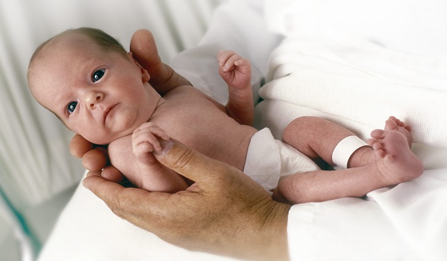 कम है आपके नवजात शिशु का वजन, तो हो सकते हैं ये 4 कारण