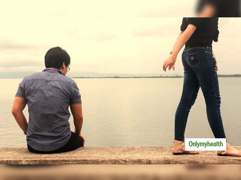 आपसे दूर जाने का इशारा कर रहे हैं प्रेमिका की आदतों में आए ये 6 बदलाव