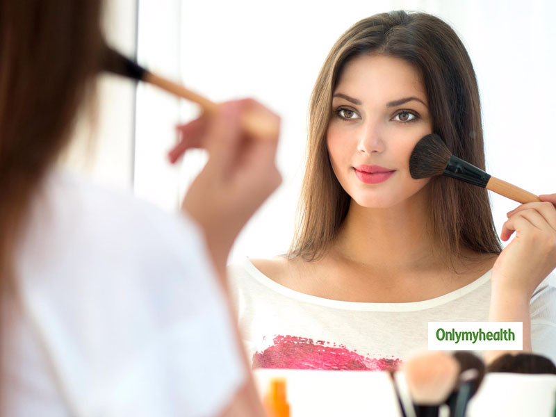 5 Minute Makeup: वर्किंग महिलाएं बैग में रखें ये मेकअप प्रोडक्ट्स, 5 मिनट में पा सकती हैं परफेक्ट लुक