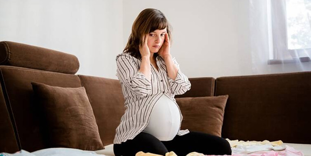 Pregnant_women_sitting_in_depression