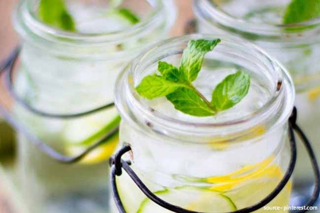 2. तुलसी-पुदीना (Basil and Mint Water)