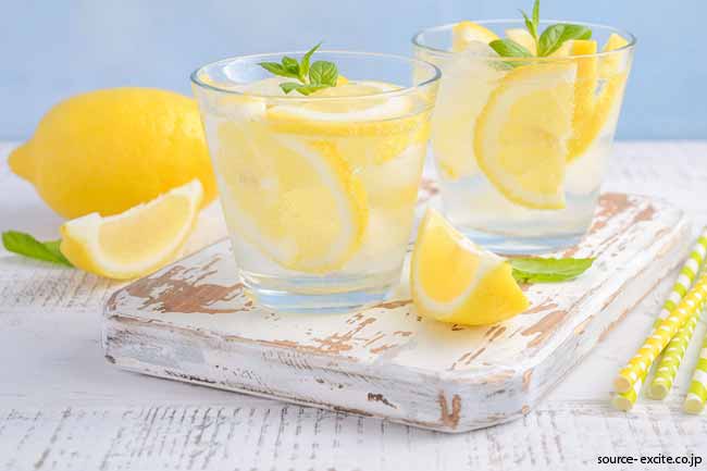4. नींबू पानी (Lemon Water)
