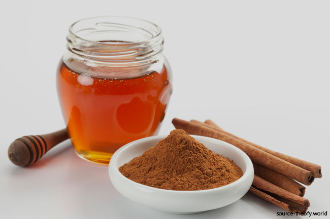 2. शहद-दालचीनी पेस्ट (Honey-Cinnamon Paste)