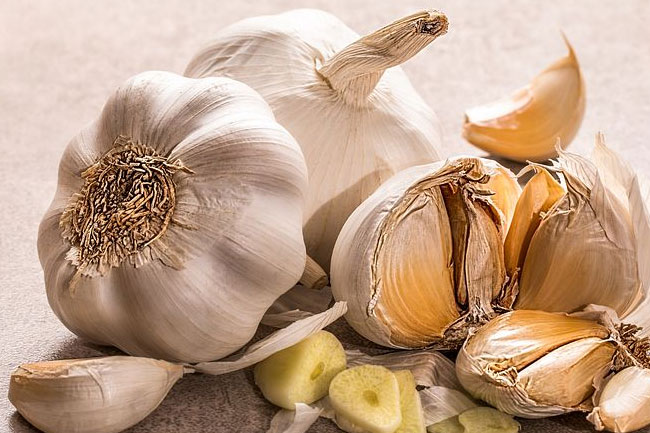लहसुन से पीठ की अकड़न को करें दूर