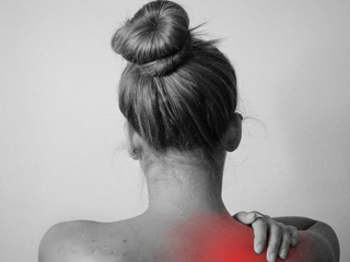 पीठ की अकड़न को दूर करने में असरदार हैं ये 8 घरेलू नुस्खे