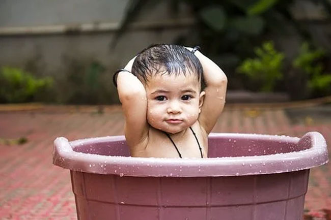 शिशुओं को सही से नहलाएं