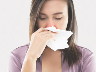 धूल-मिट्टी से है एलर्जी? जानें डस्ट एलर्जी के लक्षण और इससे राहत पाने के 8 घरेलू उपाय