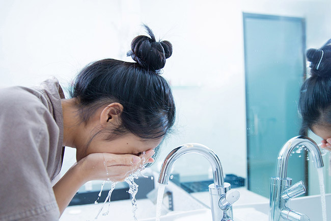 6. चेहरे काे 2-3 बार धाेएं (Wash Your Face)