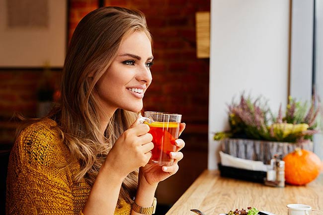 5. हर्बल टी पिएं (Drink Herbal Tea)