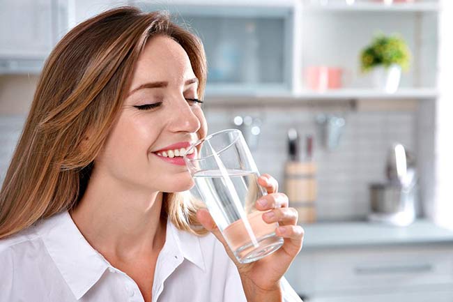 7. स्किन काे हाइड्रेट रखें (Keep Skin Hydrated)