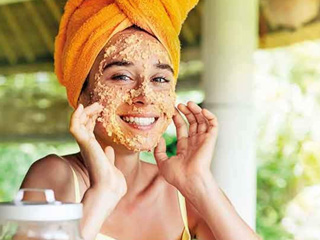 सर्दियों में त्वचा की सही देखभाल के लिए अपनाएं आयुर्वेद के बताए ये 8 नियम