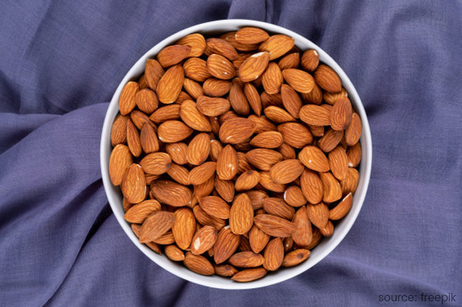8. मुट्ठी भर बादाम मे होती हैं 77 कैलोरीज (Almonds)