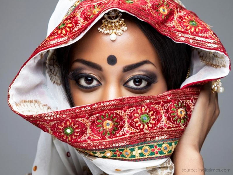 माथे पर बिंदी के निशान (bindi dermatitis) हटाने के 5 घरेलू उपाय