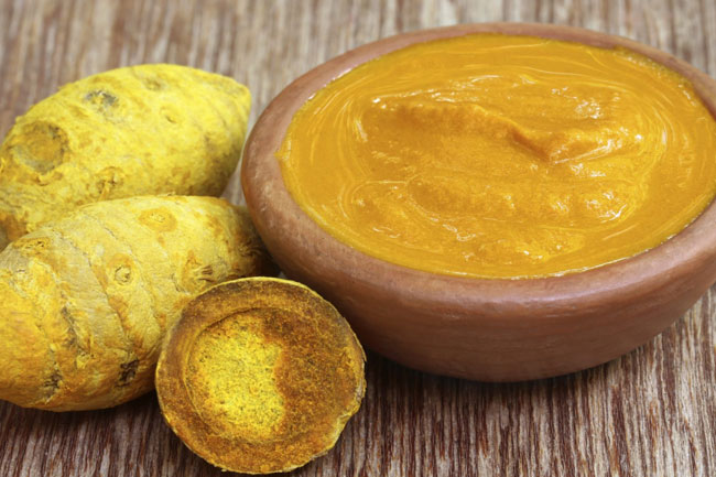 6. हल्दी से दूर करे फाेड़-फुंसी (Turmeric Cure Monsoon Pimples)