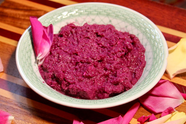 8.गुलाब पेस्ट से ठीक करे फाेड़े-फुंसी (Rose Paste Cure Monsoon Pimples)