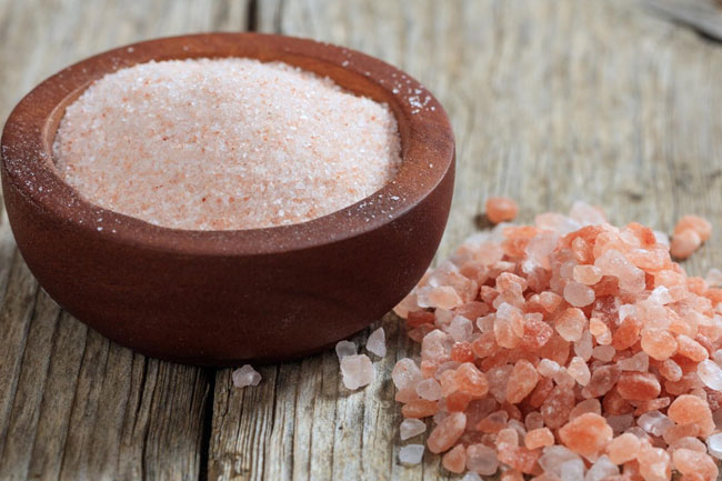 2. सेंधा नमक से फाेड़े-फुंसियाें काे करे दूर (Sendha Namak Cure Monsoon Pimples)
