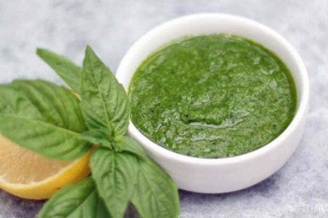 4.फाेड़े-फुंसी में तुलसी है फायदेमंद (Basil is Good for Monsoon Pimples)