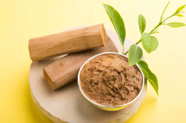 1. चंदन से दूर करे फाेड़े-फुंसियां (Sandalwood to Cure Monsoon Pimples)