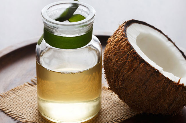 7.नारियल का तेल (Coconut Oil to Monsoon Pimples)