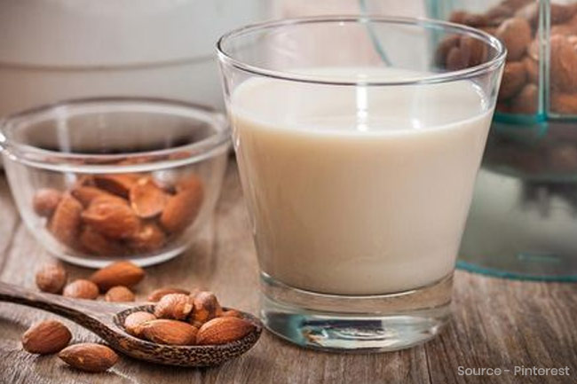 सोया मिल्क और बादाम (Soya Milk with Almonds)