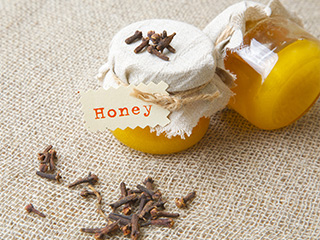 शहद और लौंग एक साथ खाने से इन 9 समस्याओं में मिलता है तुरंत आराम, जानें इसके सेवन के फायदे