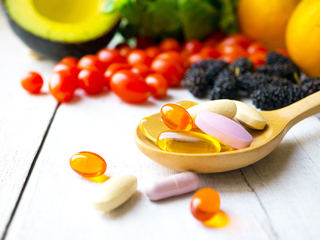 ताकत बढ़ाने और कमजोरी दूर करने के लिए मल्टीविटामिन दवाओं का प्रयोग कितना सही? जानें इनके फायदे-नुकसान