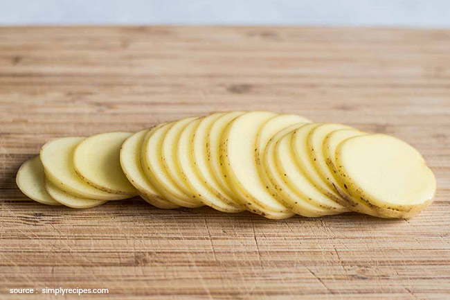 8. कच्चा आलू (Raw Potatoes)