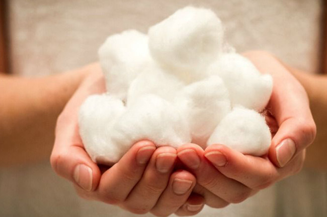 कॉटन से करें साफ (Clean Belly Button with Cotton)
