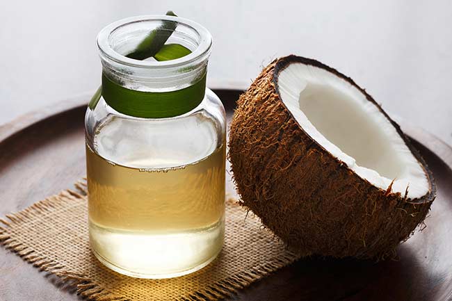 1. नारियल तेल (Coconut Oil)
