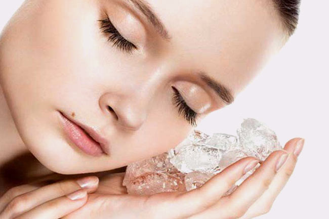 6. बर्फ के टुकड़ों से सिकाई (Ice Cubes)