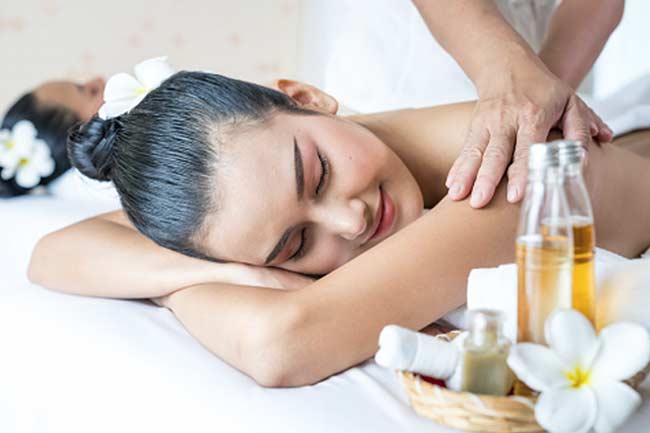 4. तेल से करें मालिश (Massage With Oil)