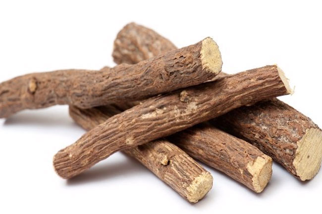 4. मुलेठी की जड़ (Licorice Root)