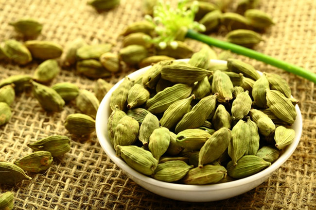 2. छोटी इलायची (Small Cardamom)
