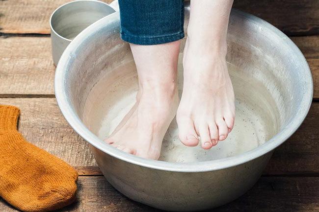 1. प्रेग्नेंसी में पैरों की सूजन दूर करे सेंधा नमक (Use epsom salt to cure swollen legs during pregnancy)