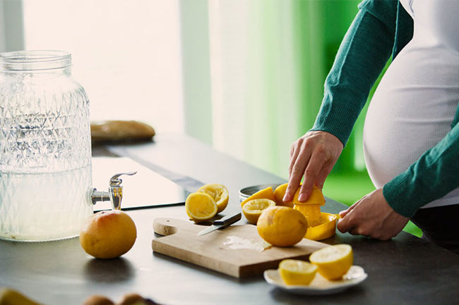 5. प्रेग्नेंसी में पैरों की सूजन दूर करने के लिए पिएं नींबू पानी (Drink lemon water to cure swollen legs during pregnancy)