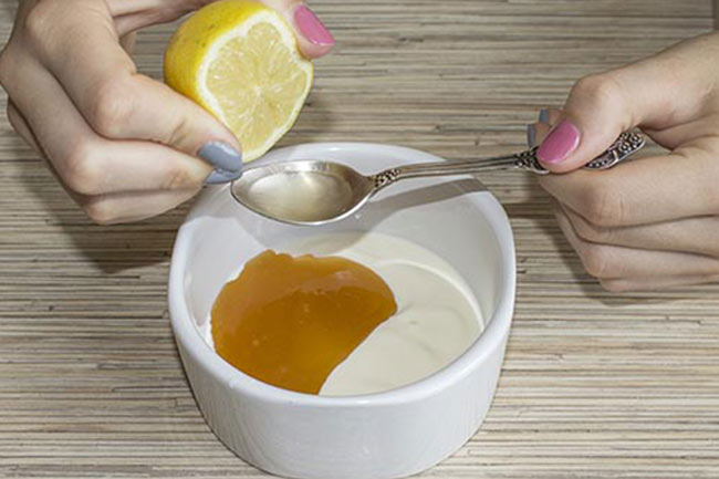 1. स्किन को प्रदूषण से बचाने के लिए बनाएं दही का नैचुरल क्लींजर (Curd)