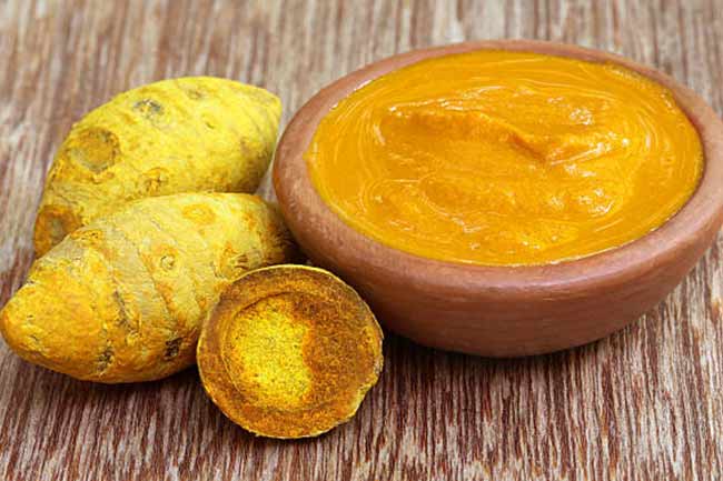 9. स्किन पर प्रदूषण के असर को कम करने के लिए हल्दी का इस्तेमाल करें (Haldi)