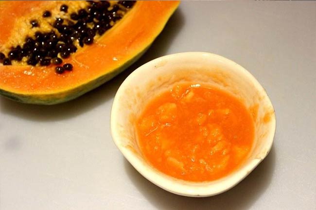 3. स्किन को प्रदूषण से बचाने के लिए लगाएं पपीते का फेसपैक (Papaya)