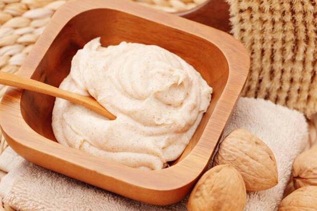 2. स्किन को प्रदूषण से बचाने के लिए लगाएं घर का बना स्क्रब (Homemade scrub)