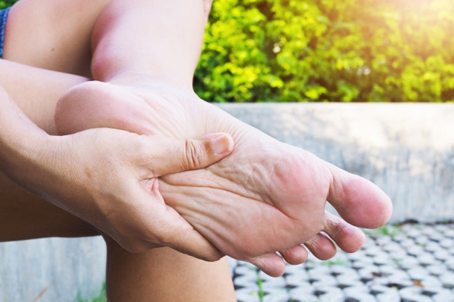 एथलीट फुट या पैरों में फंगल इंफेक्शन होने पर क्या करें? (Athlete’s foot or fungal infection in toes)