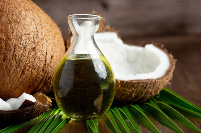 4. नारियल तेल से ठीक करें फंगल इंफेक्शन (Use coconut oil to cure fungal infection)
