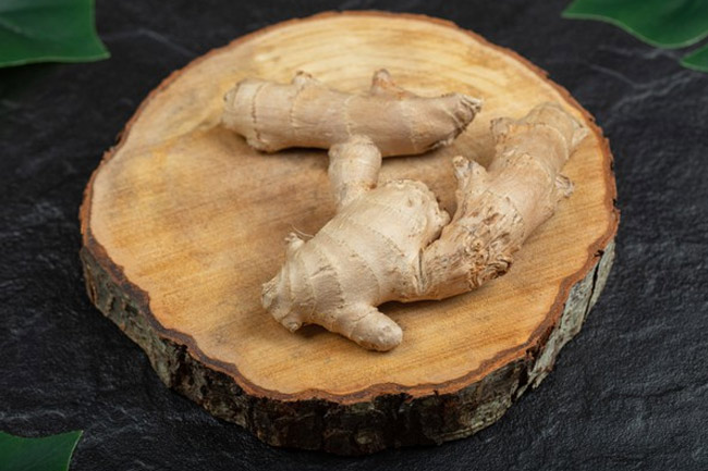 1. अदरक से ठीक करें एथलीट फुट (Use ginger to cure Athlete's foot)