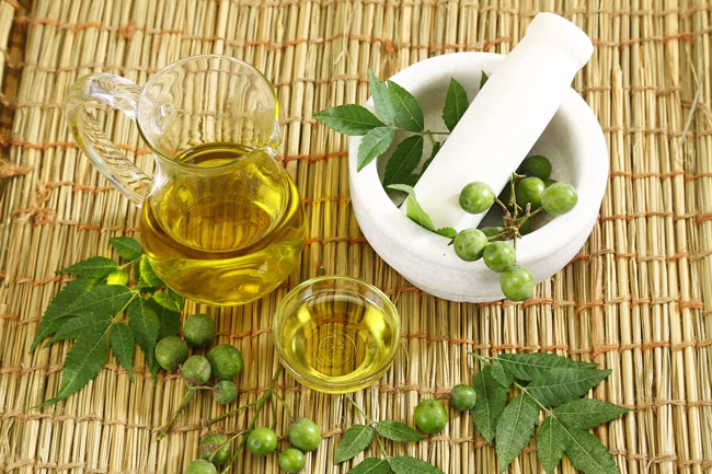 8. नीम के तेल से ठीक करें एथलीट फुट (Use neem oil to cure Athlete's foot)