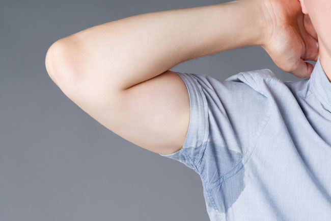 बगल (आर्मपिट) से बदबू क्यों आती है? (Causes of armpit smell)