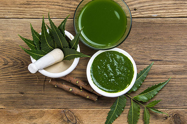 8. नीम की पत्तियों से दूर भागेगी बगल की बदबू (Neem plant)