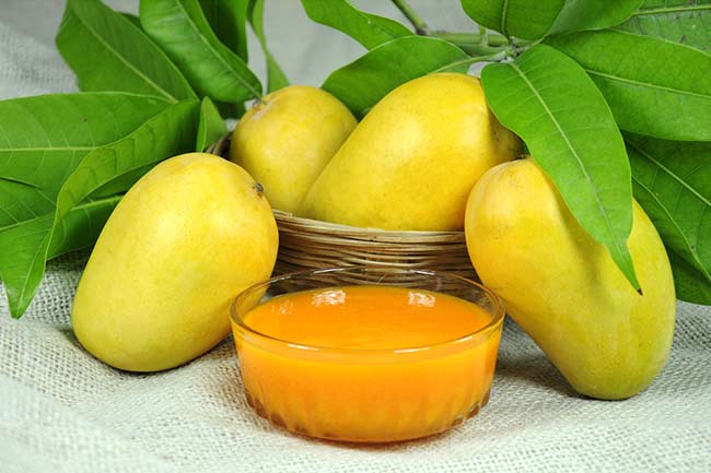 3. एक्ने की समस्या दूर करने के लिए इस्तेमाल करें आम का गूदा