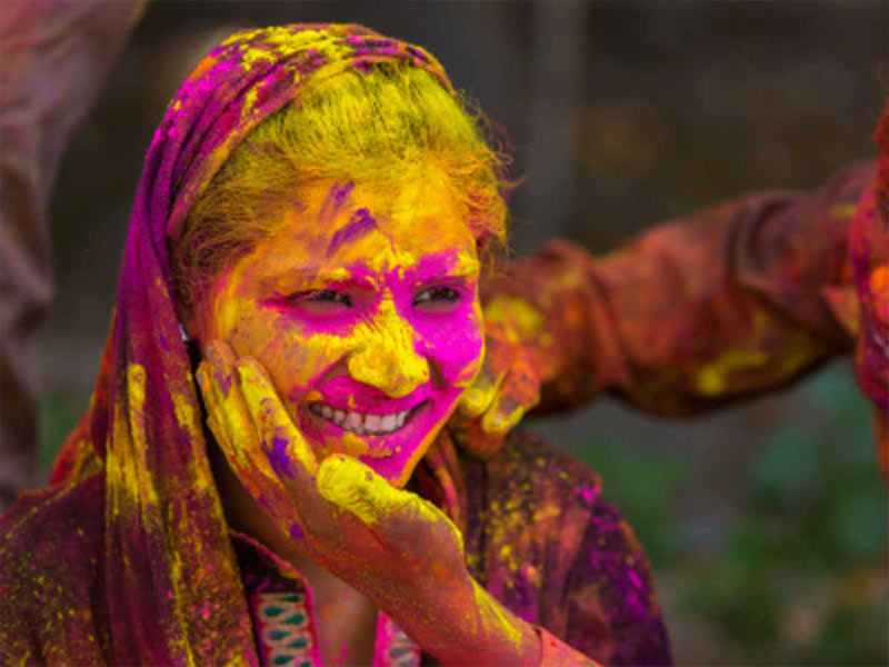 Holi 2022: स्किन, बालों और नाखूनों से छुड़ाएं होली का रंग, प्रयोग करें घर पर बने ये नैचुरल क्लींजर