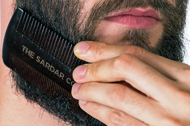 कॉम्ब का करें इस्तेमाल (Use Beard Comb)