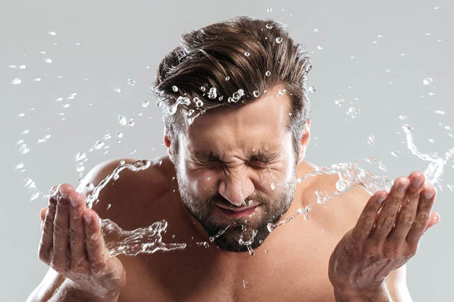 बार-बार पानी से धोएं अपना चेहरा (Wash Your Face with Water)